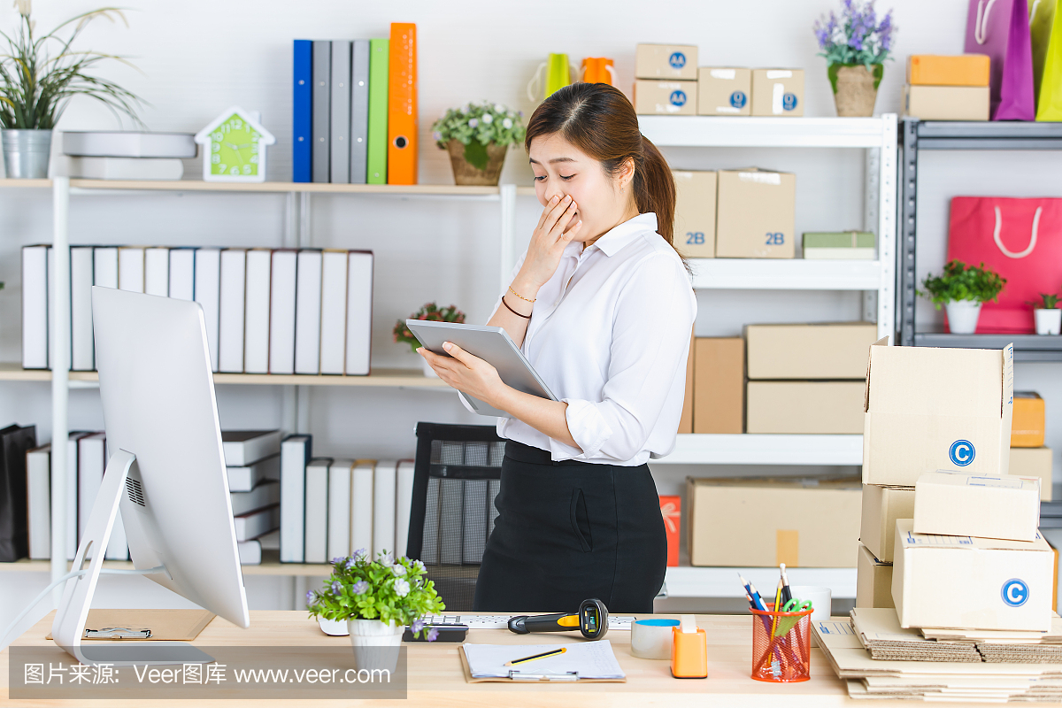 在創(chuàng)業(yè)辦公室工作的女商人。