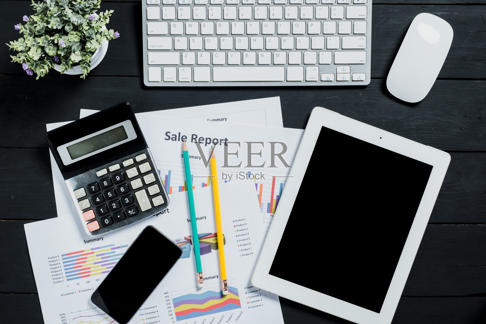 辦公用品,鍵盤,鼠標,智能手機,鉛筆,計算器,平板電腦和商務文檔。俯視圖,平放