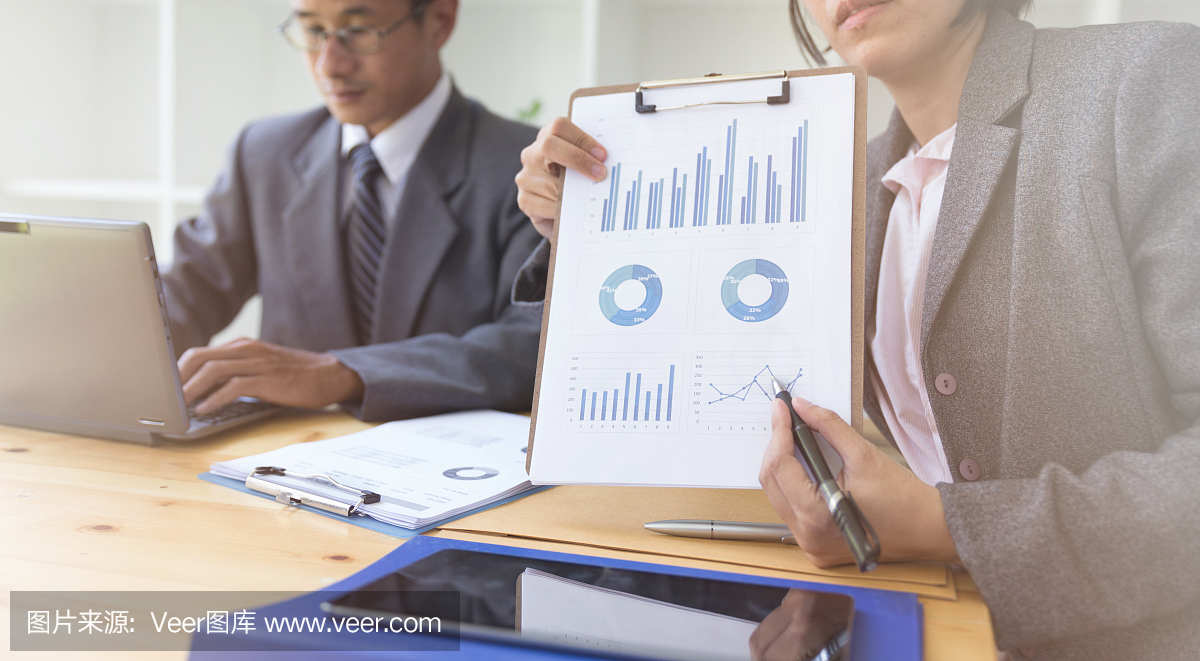 商務人員出席專業(yè)投資者的創(chuàng)業(yè)項目。財務經理會議和討論分析數據的圖表和圖表顯示的結果。企業(yè)財務和營銷理念